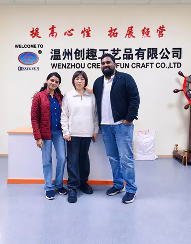 Käufer besichtigten das Fabrikgelände von Wenzhou Create Fun Craft Co., Ltd